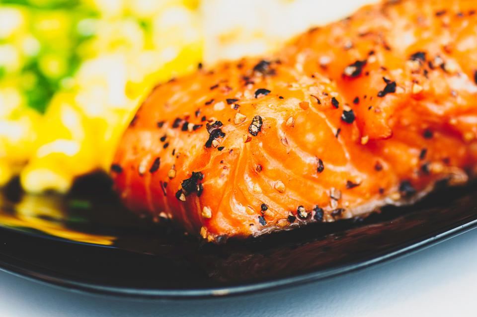 Stekt laksefilet servert på tallerken, en proteinrik middag